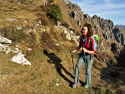 02 Elena sorridente raggiunge il Passo di Grialeggio (1690 m)